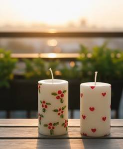 Ensemble de 2 bougies piliers artisanales en cire de soja et paraffine, imprimé cœurs de baies de houx, non parfumées, à combustion longue durée - Vente en gros pour la décoration d'événements et de la maison - Product Image 2