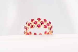 Bague éternité sertie de rubis rouges en or jaune massif 18 carats avec pierres précieuses rondes – Bijoux de luxe, pierre de naissance de juillet - Product Image 2