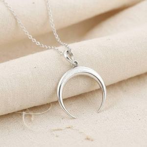 Collar de Plata de Ley 925 con Colgante de Raqueta de Tenis, Regalo para Amantes del Tenis, Joyería Deportiva para Mujer - Product Image 1