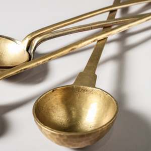Juego de Cucharas para Servir de Latón, Hechas a Mano, Ecológicas, Reciclables, Acabado Dorado Antiguo, Utensilios de Cocina Metálicos Decorativos, Estilo Rústico Vintage - Product Image 3