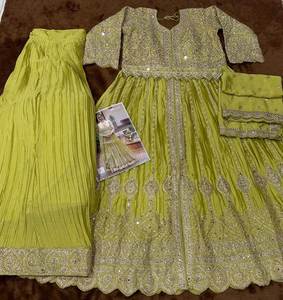 Nuevo Stock: Vestido Anarkali/Salwar Kameez de Chinon Pesado en Tallas Grandes con Colores Vibrantes, Bordado y Lentejuelas, con Conjunto de Dupatta - Product Image 4