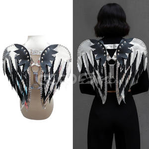 Disfraces de Halloween: Arnés de alas de plumas metálicas doradas y negras, arnés de cuerpo de piel sintética multicapa con tachuelas doradas - Product Image 5