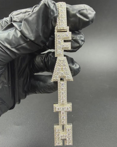 จี้ชื่อแบบตั้งแนวตั้งประดับเพชรโมอิสซาไนต์สำหรับผู้ชาย สไตล์ฮิปฮอป หรูหรา ชุบโรเดียม เงินแท้ 925 ตัวอักษรประดับเพชร - Product Image 1