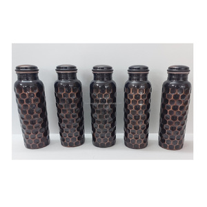 Botella de agua potable de cobre puro diseñada para un estilo de vida saludable y las necesidades diarias de hidratación. - Product Image 6