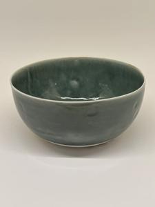 Bol en céramique gris graphite brillant, profil large moderne, finition lisse, robuste et résistant aux éclats, idéal pour les salades, les pâtes, les soupes - Product Image 4