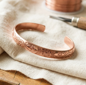 Brazalete de Cobre Hecho a Mano con Grabado Floral, Diseño Abierto Ajustable, Joyería Metálica de Lujo para Regalo - Product Image 1