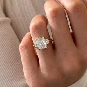 Anillo de Diamantes de Tres Piedras Radiantes y Trapezoidales de 4 Quilates en Total, Anillo Clásico de Tres Piedras en Oro Amarillo de 14k, Certificado por IGI - Product Image 1