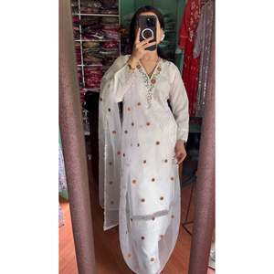 Conjunto de ropa de fiesta para mujer de diseñador Estilo elegante Top Pant Dupatta - Product Image 5