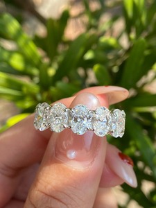 แหวนเพชรทรงรีเงินแท้ 925 ดีไซน์หรูหรา ประดับเพชรแบบ Eternity Band ตัวเรือนแบบ Prong Setting เหมาะสำหรับเป็นเครื่องประดับหมั้นแบบคลาสสิก - Product Image 3
