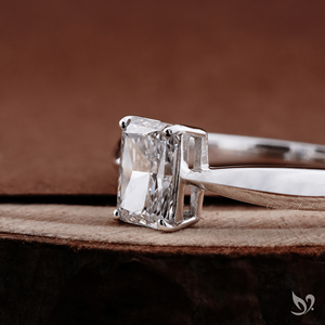Anillo de compromiso moderno con diamante radiante de 1 quilate cultivado en laboratorio, diseño de tallo estrecho en oro blanco de 10K. - Product Image 3