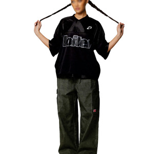 เสื้อเจอร์ซีย์อเมริกันฟุตบอลตาข่ายระบายอากาศทรงโอเวอร์ไซส์ สีดำ สตรีทแวร์ ลายกราฟิก หมายเลขที่แขนเสื้อ ระบายอากาศได้ดี สไตล์ทีม แบรนด์สั่งทำพิเศษ สหรัฐอเมริกา - Product Image 2