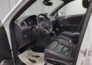Volkswagen Tiguan <span class=keywords><strong>S</strong></span> E L R-<span class=keywords><strong>Line</strong></span> 4dr SUV AWD (2.0L 4cyl Turbo 8A) d'occasion en bon état, modèle 2023 - Product Image 2