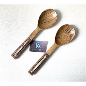 Ensemble de Cuillères à Salade en Acacia avec Manche en Rotin Tressé, Ustensiles de Cuisine en Bois, Couverts, Décoration de Table - Vente en Gros Usine - Product Image 1