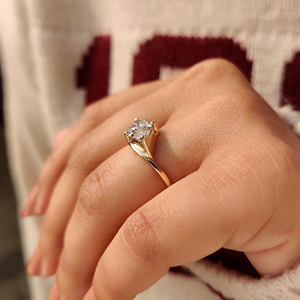 Bague Solitaire de Luxe en Or avec Diamant Marquise dans un Sertissage Bypass, Bijoux de Mariage en Diamant de Laboratoire, Fournisseur en Gros en Ligne - Product Image 2