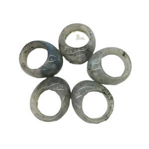 Vente en gros de bracelets en résine faits à la main, nouveaux produits de conception pour la main, bracelets pour filles et femmes, bijoux de mode pour femmes - Product Image 1