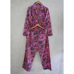 Conjunto de Pijama de Algodón con Estampado Floral Hecho a Mano, Ropa de Dormir Cómoda para Mujer - Product Image 3