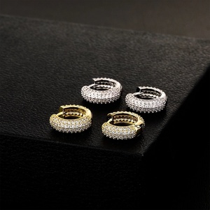 Boucles d'oreilles Huggie tendance plaquées or 14 carats avec cristaux ronds en strass pour femmes, bijoux de fête - Product Image 2