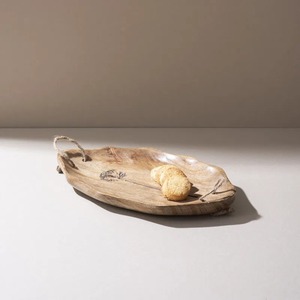 Bandeja de servir rústica de madera con asas de cuerda, diseño de vetas de madera natural para aperitivos y postres - Product Image 3