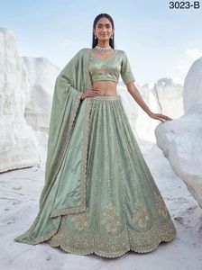 Twilight Bloom Lehenga Choli Moderne à Longueur de Sol, Ornements Artisanaux Complexes, Bordure Festonnée, en Soie Cadbury, pour Mariage, Diwali et Bal de Promo - Product Image 4