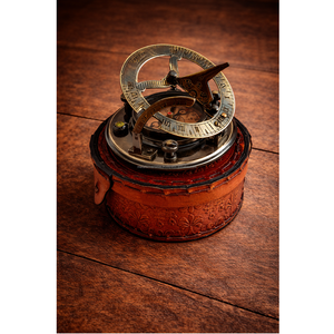 เข็มทิศนาฬิกาแดดทองเหลืองพร้อมกล่องหนัง เครื่องมือเดินเรือโบราณ สลักตัวเลขโรมัน - Product Image 1