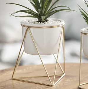 Pots de fleurs en céramique modernes avec bordure dorée, fleurs artificielles, jardinières de bureau intérieures, écologiques, durables, design minimaliste - Product Image 5