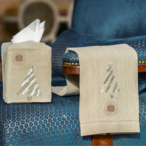 Juego de bordados minimalistas de árbol de Navidad en lino natural. Duradero y elegante para espacios de huéspedes en días festivos. - Product Image 1