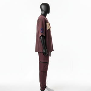 Ensemble t-shirt et pantalon cargo en molleton de coton premium pour homme, couleur marron bordeaux, avec logo chenille appliqué, personnalisé, 2 pièces. - Product Image 3