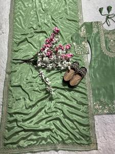 Robe traditionnelle indienne pakistanaise pour femmes, en soie verte brodée, longueur cheville, avec bordure dorée, coupe classique - Product Image 5
