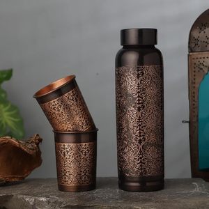 Botella de agua antigua de cobre con dos vasos de cobre grabados a juego, juego de recipientes tradicionales indios para bebidas, juego de botellas de agua de metal. - Product Image 5