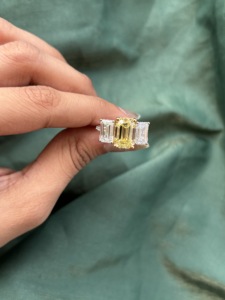แหวนเพชรทรงเอเมอรัลด์ ทองคำขาว 14k สองสี ประดับเพชรเลี้ยงในห้องปฏิบัติการ ดีไซน์หรูหรา สง่างาม ระยิบระยับเหนือกาลเวลา เหมาะสำหรับงานหมั้นและงานแต่งงาน - Product Image 3