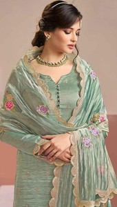 Salwar Kameez de Seda Dorada para Mujer con Bordado Moderno y Lentejuelas, Ideal para Bodas, Fiestas de Graduación y Diwali - Product Image 6