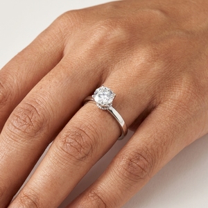 Anillo de Compromiso Clásico con Diamante de Corte Brillante Redondo para Mujer en Platino PT950 - Product Image 5