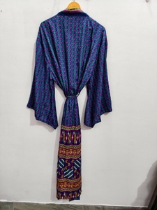Robe kimono de luxe en soie patchwork, cache-maillot de bain, tenue de nuit, longue robe, kimono indien vintage fait main en soie de sari recyclée - Product Image 5