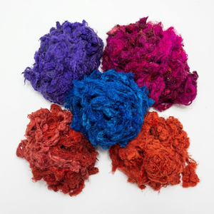 Fibra de seda de sari colorida con característica textil reciclada, ideal para manualidades, tejido, bordado y proyectos creativos. - Product Image 1