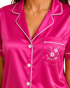 Ensemble de pyjama en satin rose vif personnalisé pour femmes, vêtements de nuit en soie de luxe, poche brodée, ensemble de détente à manches courtes et doux - Product Image 3