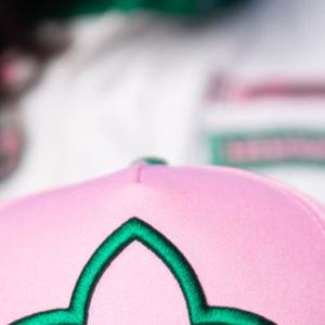 Casquette de camionneur personnalisée rose et verte brodée avec logo étoile, visière incurvée bicolore, ajustable, pour sports décontractés et activités de plein air - Product Image 2