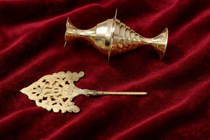 Surma Dani en laiton de qualité supérieure avec applicateur décoratif orné, récipient à kohl traditionnel fait main avec finition dorée vintage - Product Image 2