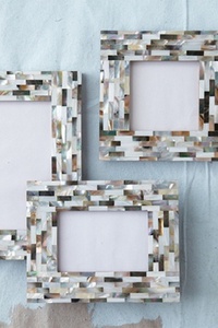 Cadre photo artisanal de luxe en nacre, incrustation de coquillages, pour cadeaux de mariage et événements - Product Image 1
