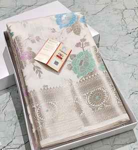 Sari en soie Banarasi Chinya élégant, tissage floral Meenakari pastel, tissage traditionnel à la machine, pour femme, pour les fêtes, avec bordure richement brodée Zari et Pallu - Product Image 3