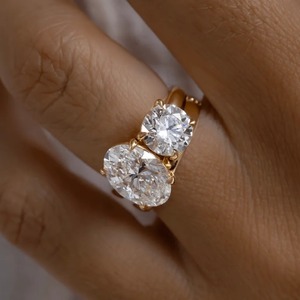 Anillo de compromiso Toi et Moi con diamante cultivado en laboratorio ovalado y redondo de 4.10 quilates, oro amarillo de 14 quilates, proveedor de joyería nupcial al por mayor - Product Image 1