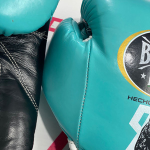 Nouveauté, gants de boxe professionnels de haute qualité fabriqués en cuir de vache véritable, sans couture, avec impression CA. - Product Image 4