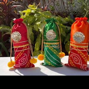 Celebre la artesanía india con esta vibrante bolsa Bandhani Potli con patrones tradicionales de teñido anudado y motivos florales gota. - Product Image 1