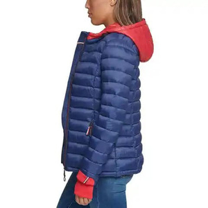 Chaqueta acolchada de plumón para mujer, diseño personalizado, color morado y rojo, con capucha y cuello acolchado, para invierno. - Product Image 2