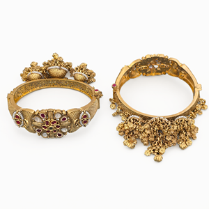 Ensemble de 2 bracelets antiques du Cachemire, plaqué or mat, en cuivre et laiton, avec accents de rubis, motif floral, serti clos, style ethnique classique pour soirée - Product Image 2