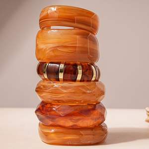 Bracelets en résine cristalline et en bois : une exposition de l'artisanat raffiné - Product Image 4