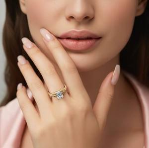 Anillo de Compromiso y Boda de Plata 925 Chapado en Oro de 18K con Moissanita Corte Esmeralda Estilo Antiguo para Ella - Product Image 4