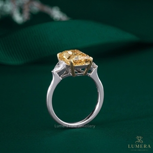 Bague de fiançailles en diamant jaune fantaisie taille radiant cultivé en laboratoire avec diamants latéraux taille trillon, certifiée IGI, bijoux fins - Product Image 3