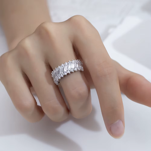 แหวนหมั้นเพชรทรงกลมเจียระไนแบบบริลเลียนท์สำหรับผู้หญิง ประดับด้วยพลอยธรรมชาติ ดีไซน์คลาสสิก ตัวเรือนทองคำขาว รับรองโดย GIA - Product Image 2