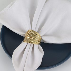 Elegantes Anillos para Servilletas con Diseño de Hoja de Arce Dorada para Decoración de Mesas de Hotel - Product Image 3