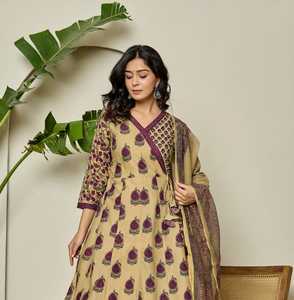 Ensemble de costume Anarkali élégant en coton beige bordeaux 60x60 avec kurta, pantalon et dupatta doux à imprimé traditionnel fait main pour femmes - Product Image 3